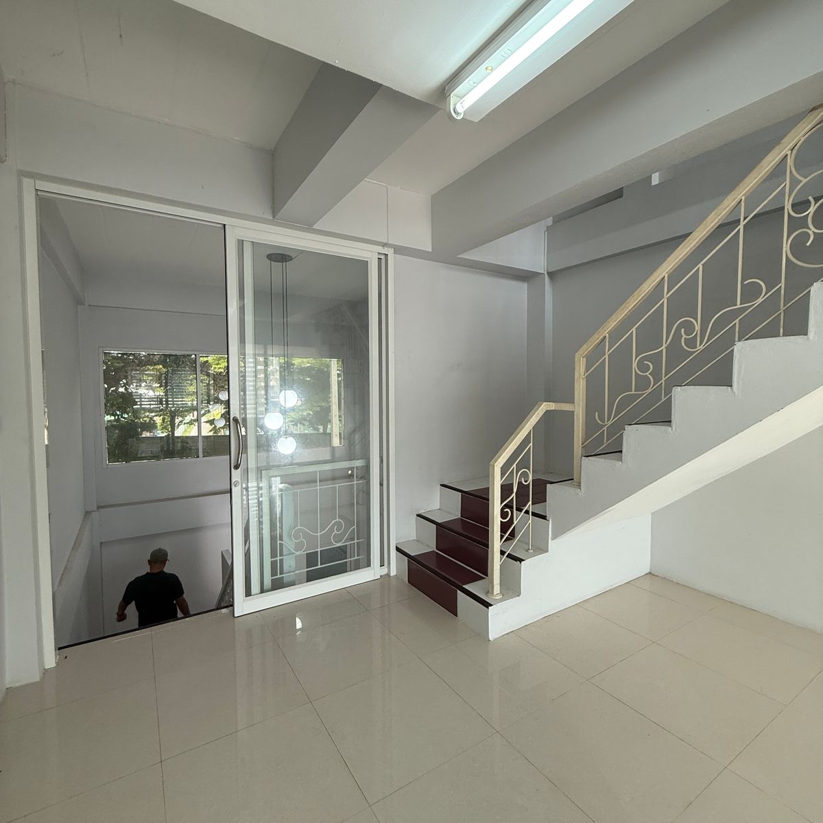 ขายอาคารพาณิชย์ลพบุรี : ขายด่วน ตึกแถว 3 ชั้น สภาพใหม่ ทำเลทอง หลัง มรภ.เทพสตรี ลพบุรี