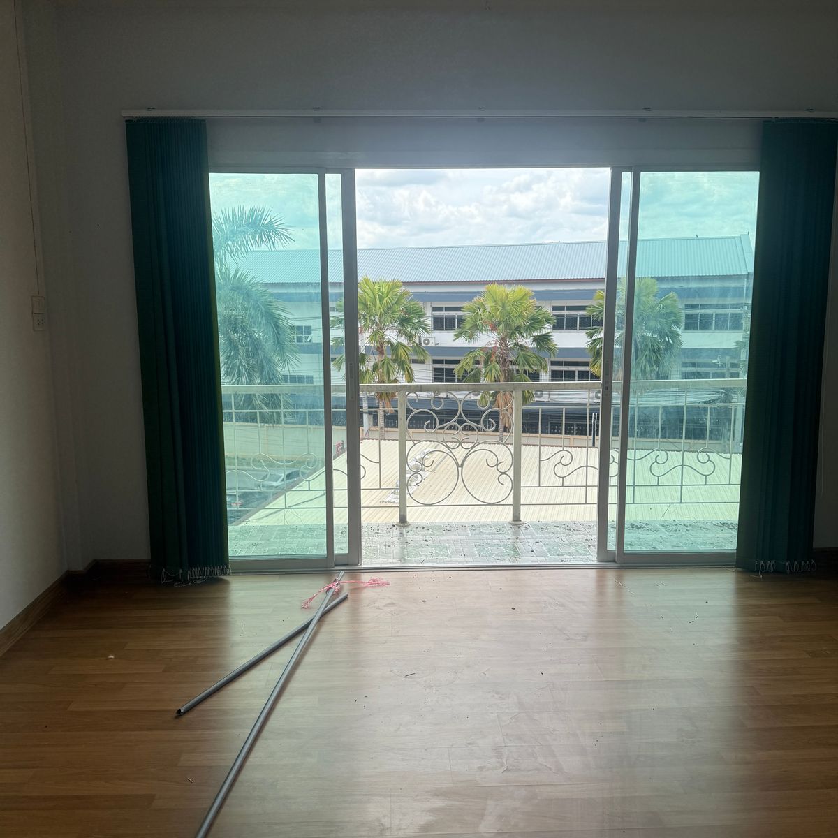 ขายอาคารพาณิชย์ลพบุรี : ขายด่วน ตึกแถว 3 ชั้น สภาพใหม่ ทำเลทอง หลัง มรภ.เทพสตรี ลพบุรี