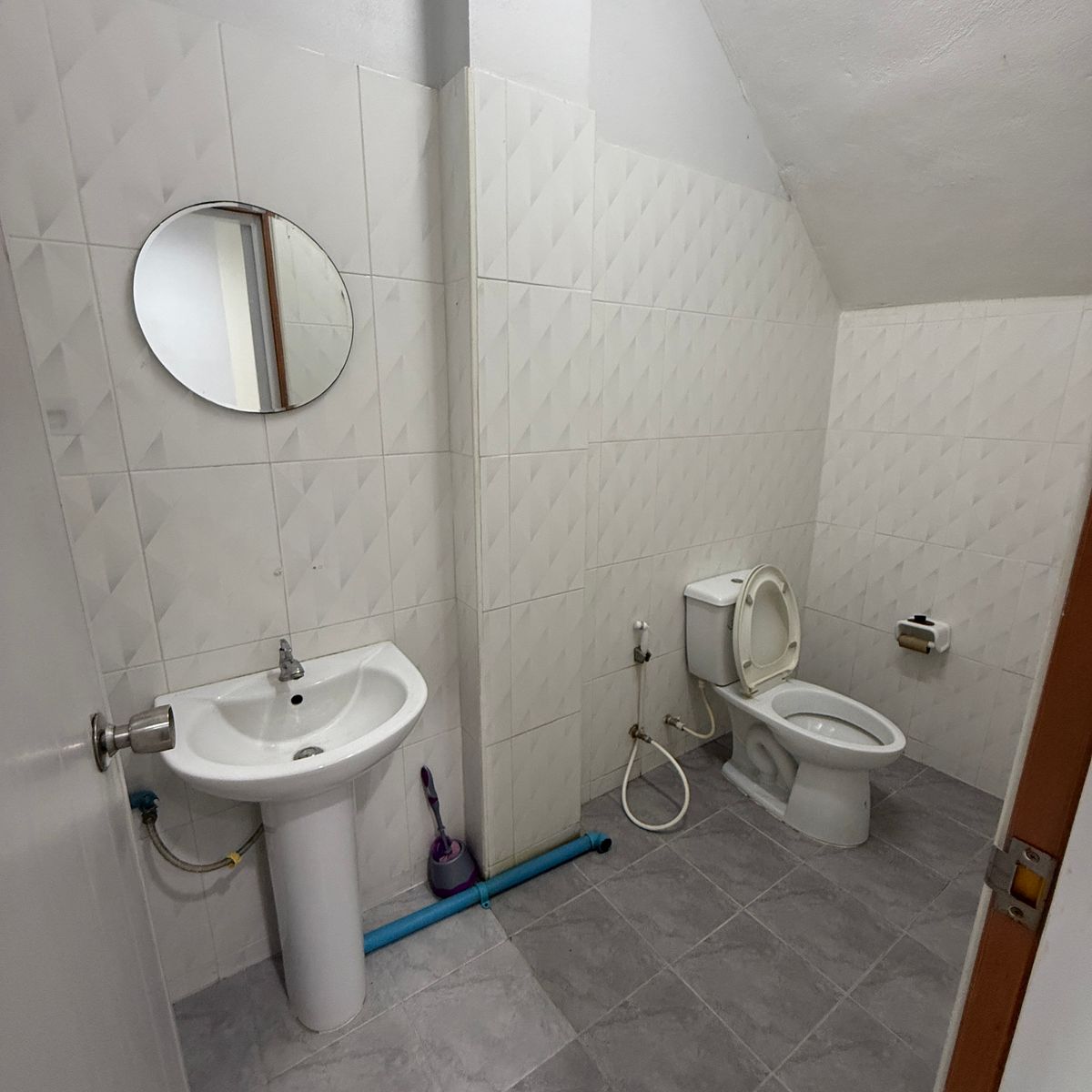 ขายอาคารพาณิชย์ลพบุรี : ขายด่วน ตึกแถว 3 ชั้น สภาพใหม่ ทำเลทอง หลัง มรภ.เทพสตรี ลพบุรี