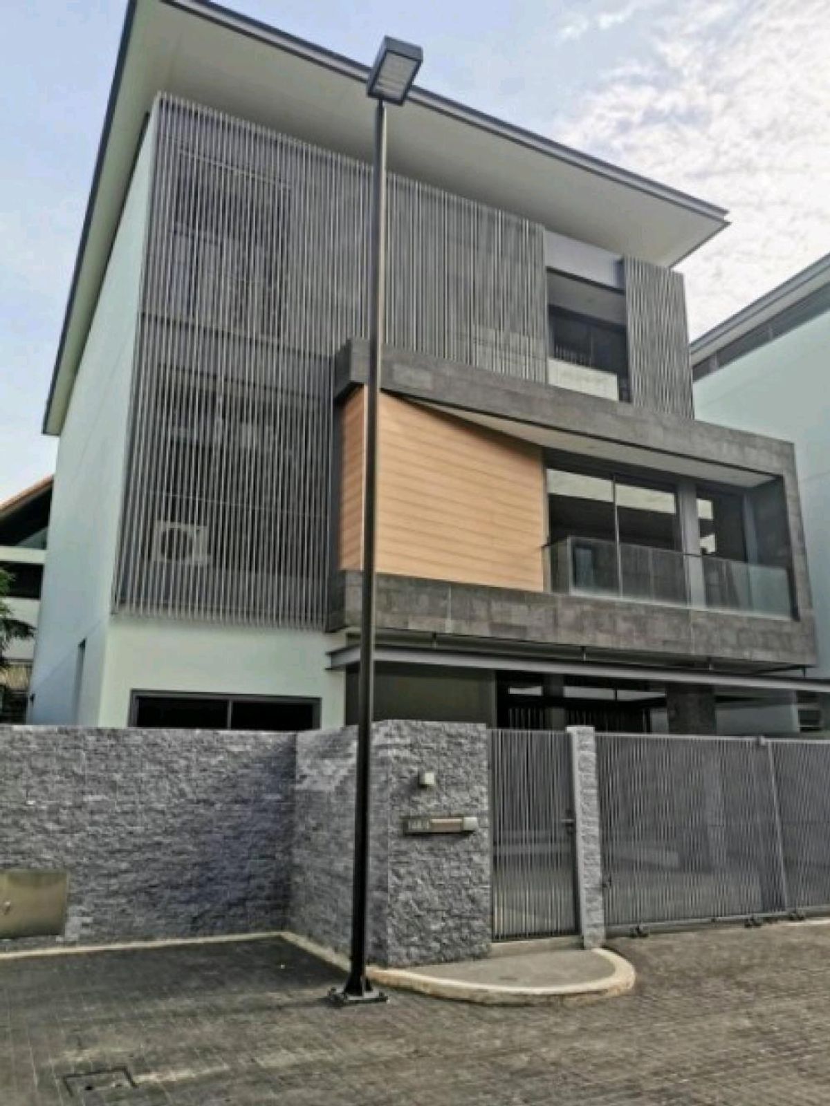 For RentHouseYothinpattana,CDC : 🌜🌟🌛 Rent a detached house, The Honor Project, Soi Lat Phrao 81, Pradit Manutham Road 8 - Modern house, luxurious, comfortable with a private brine swimming pool.