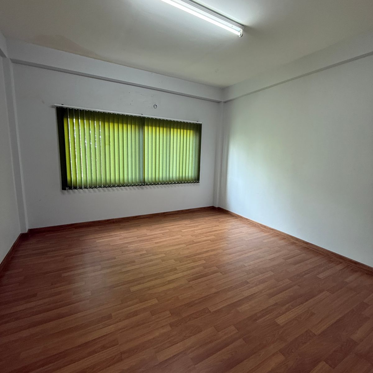 ขายอาคารพาณิชย์ลพบุรี : ขายด่วน ตึกแถว 3 ชั้น สภาพใหม่ ทำเลทอง หลัง มรภ.เทพสตรี ลพบุรี