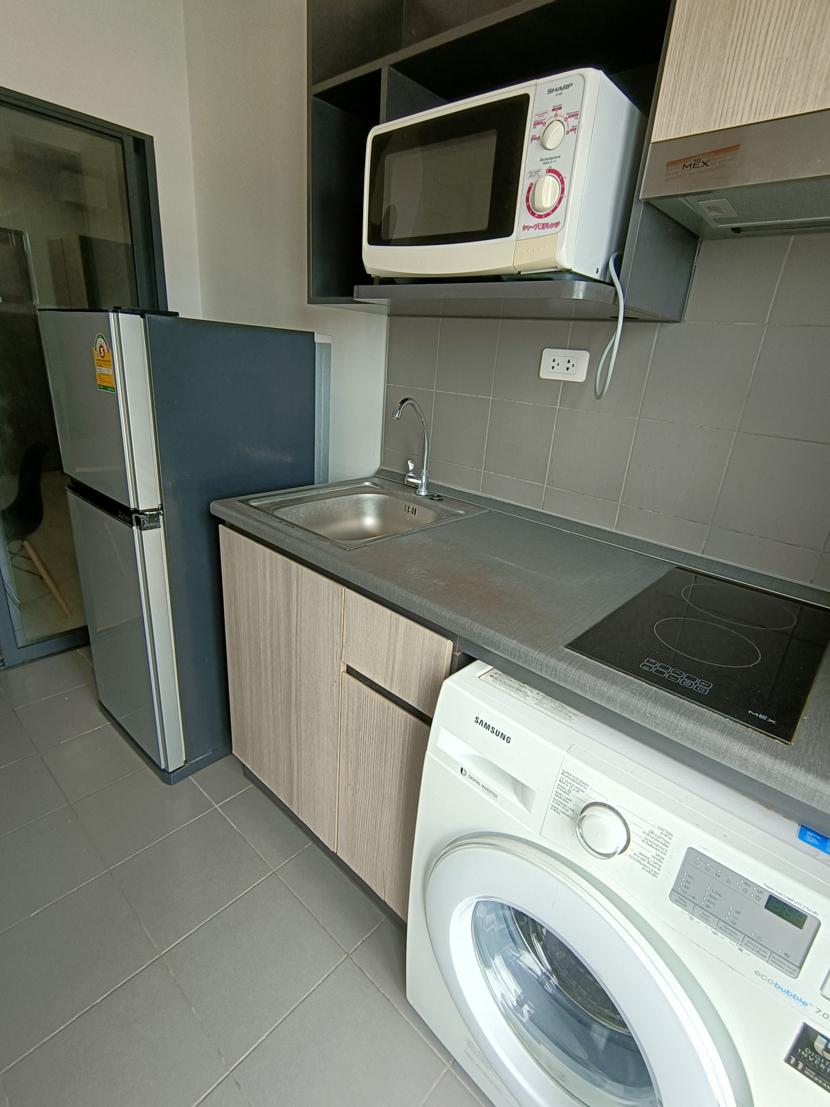 For RentCondoSamut Prakan,Samrong : Rent IDO, Sukhumvit 115, complete pool view, ready for 8000. Urgent booking !!!