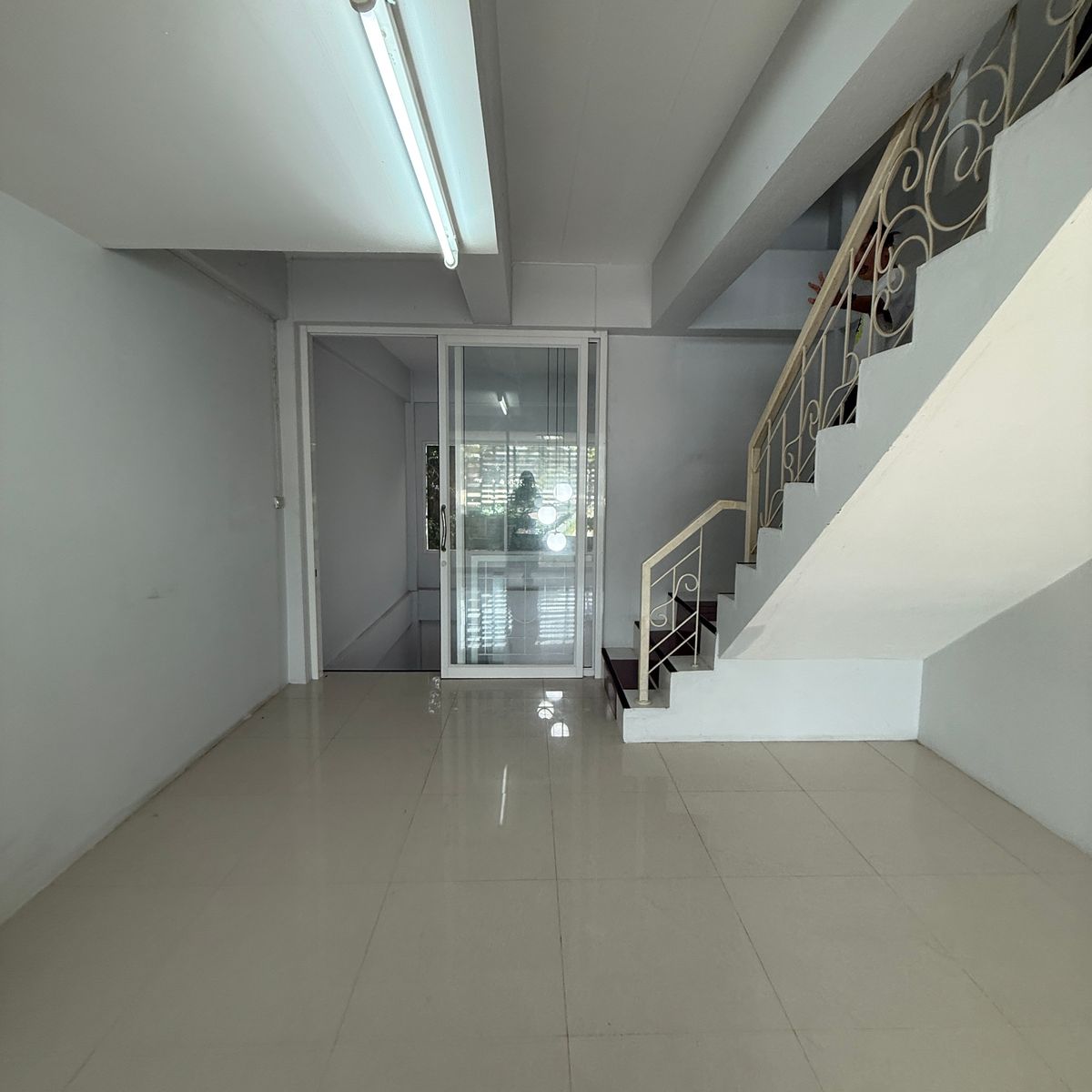 ขายอาคารพาณิชย์ลพบุรี : ขายด่วน ตึกแถว 3 ชั้น สภาพใหม่ ทำเลทอง หลัง มรภ.เทพสตรี ลพบุรี