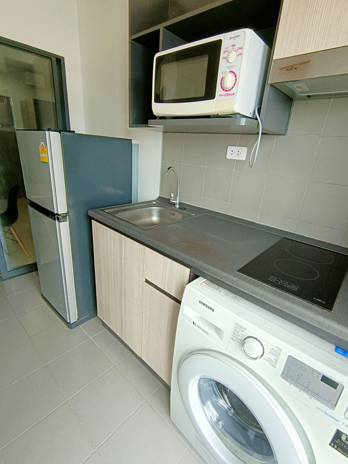 For RentCondoSamut Prakan,Samrong : Rent IDO, Sukhumvit 115, complete pool view, ready for 8000. Urgent booking !!!