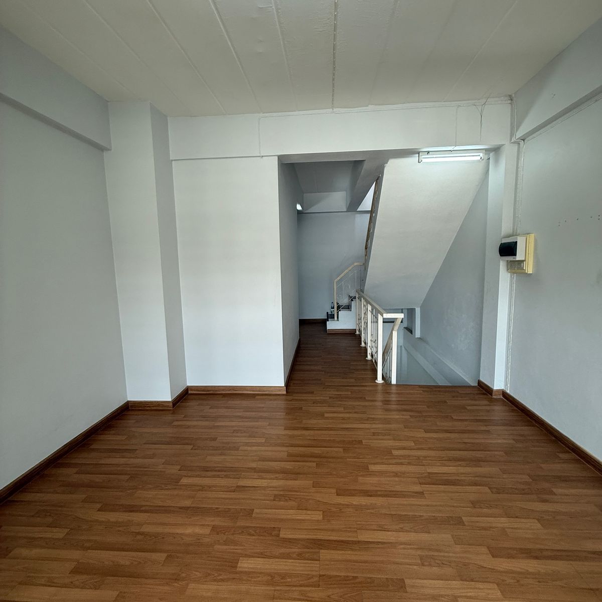 ขายอาคารพาณิชย์ลพบุรี : ขายด่วน ตึกแถว 3 ชั้น สภาพใหม่ ทำเลทอง หลัง มรภ.เทพสตรี ลพบุรี