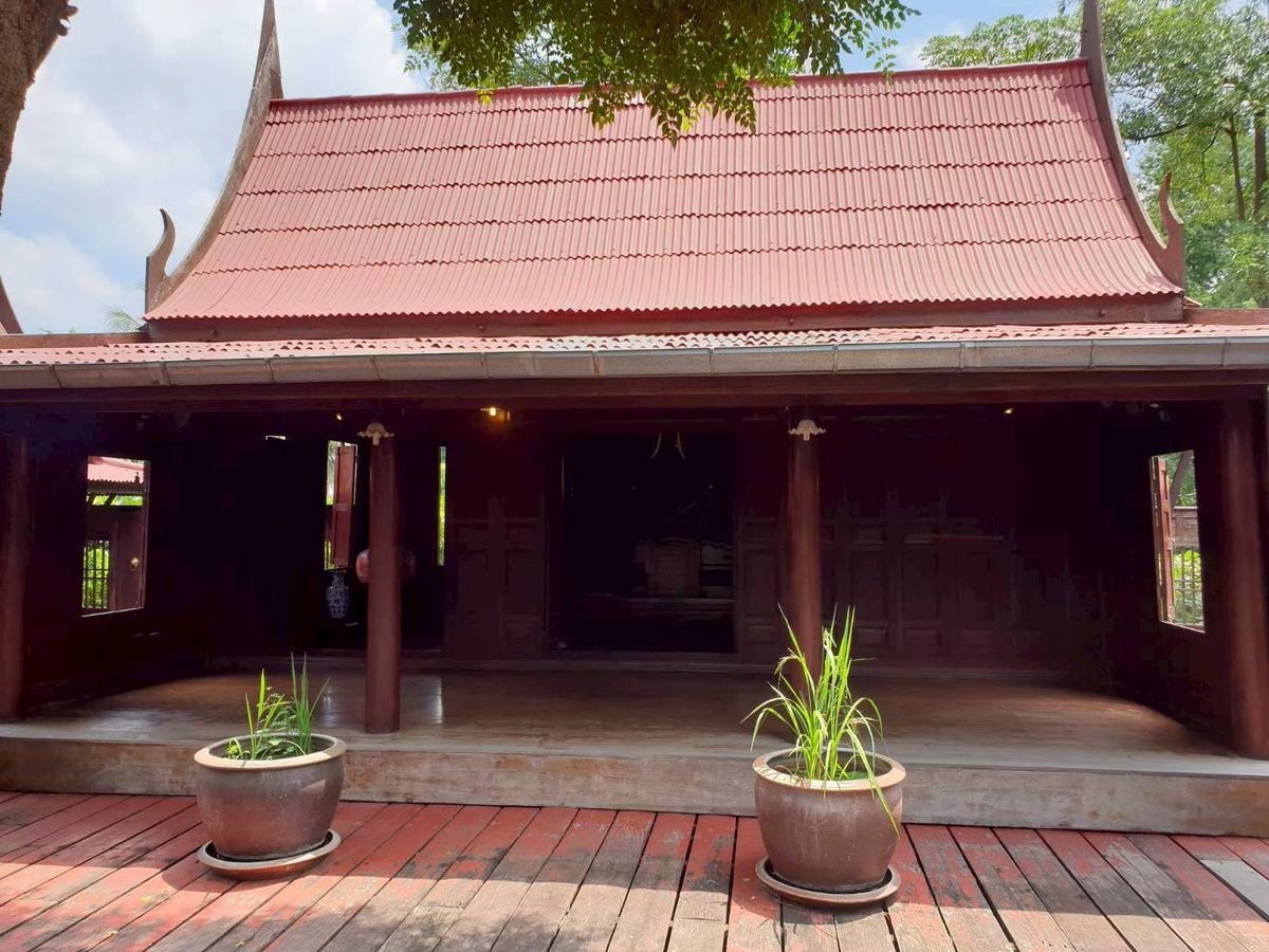 ขายบ้านสุพรรณบุรี : เรือนไทยหมู่ชุดใหญ่ไม้สัก รูปแบบมาตรฐาน ตกแต่งสไตล์รีสอร์ท 
