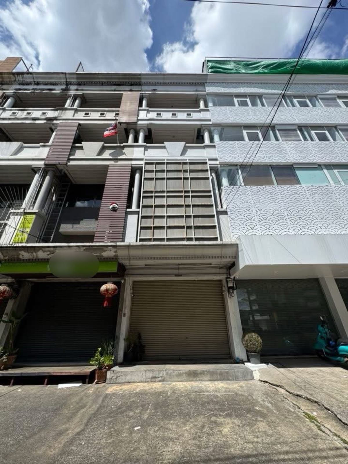 For RentShop HouseRama9, Petchburi, RCA : Rent a commercial building, Rama 9, a good location on the main road. There is a parking lot. Company registration And stores