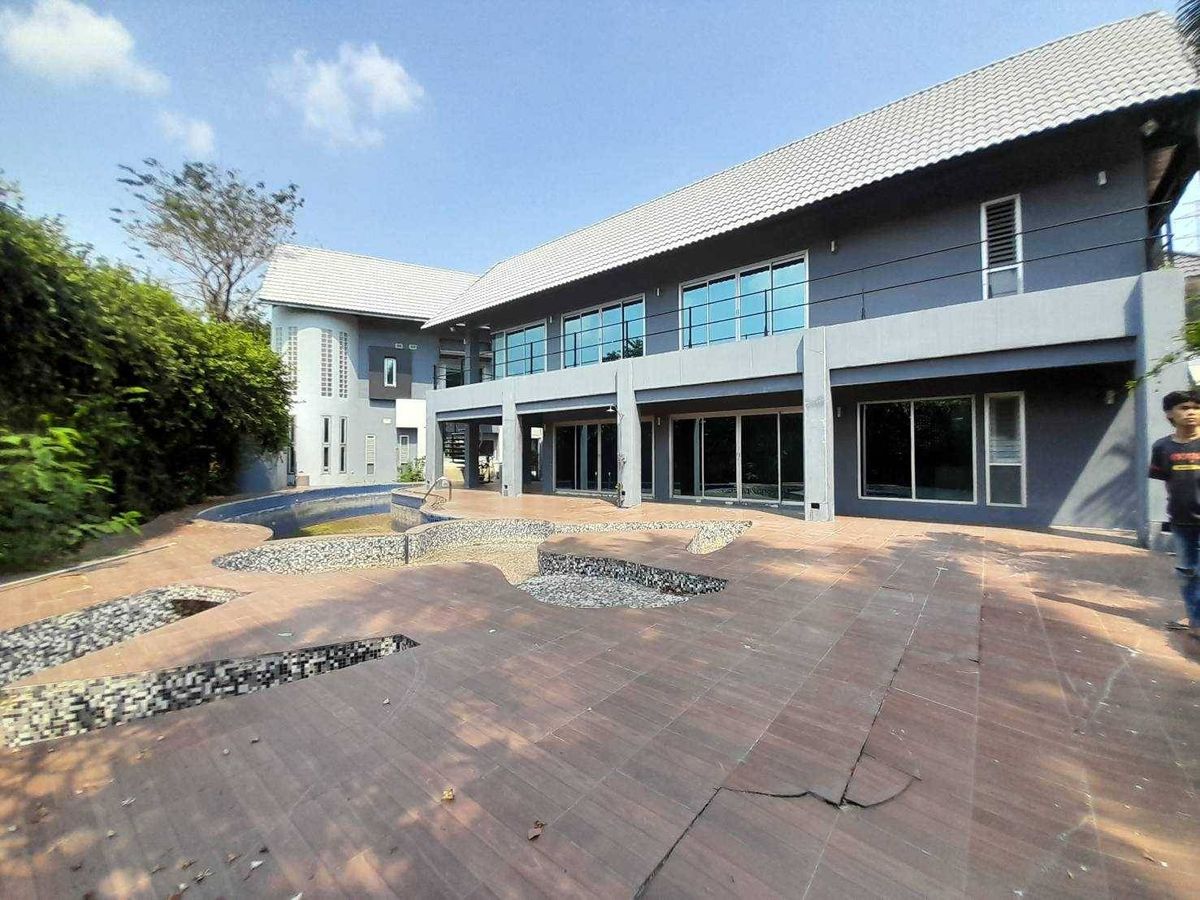 For RentHousePattanakan, Srinakarin : Rent a detached house, Phatthanakan 57, 319 sq.m. with a swimming pool and personal fisnet (N.934)