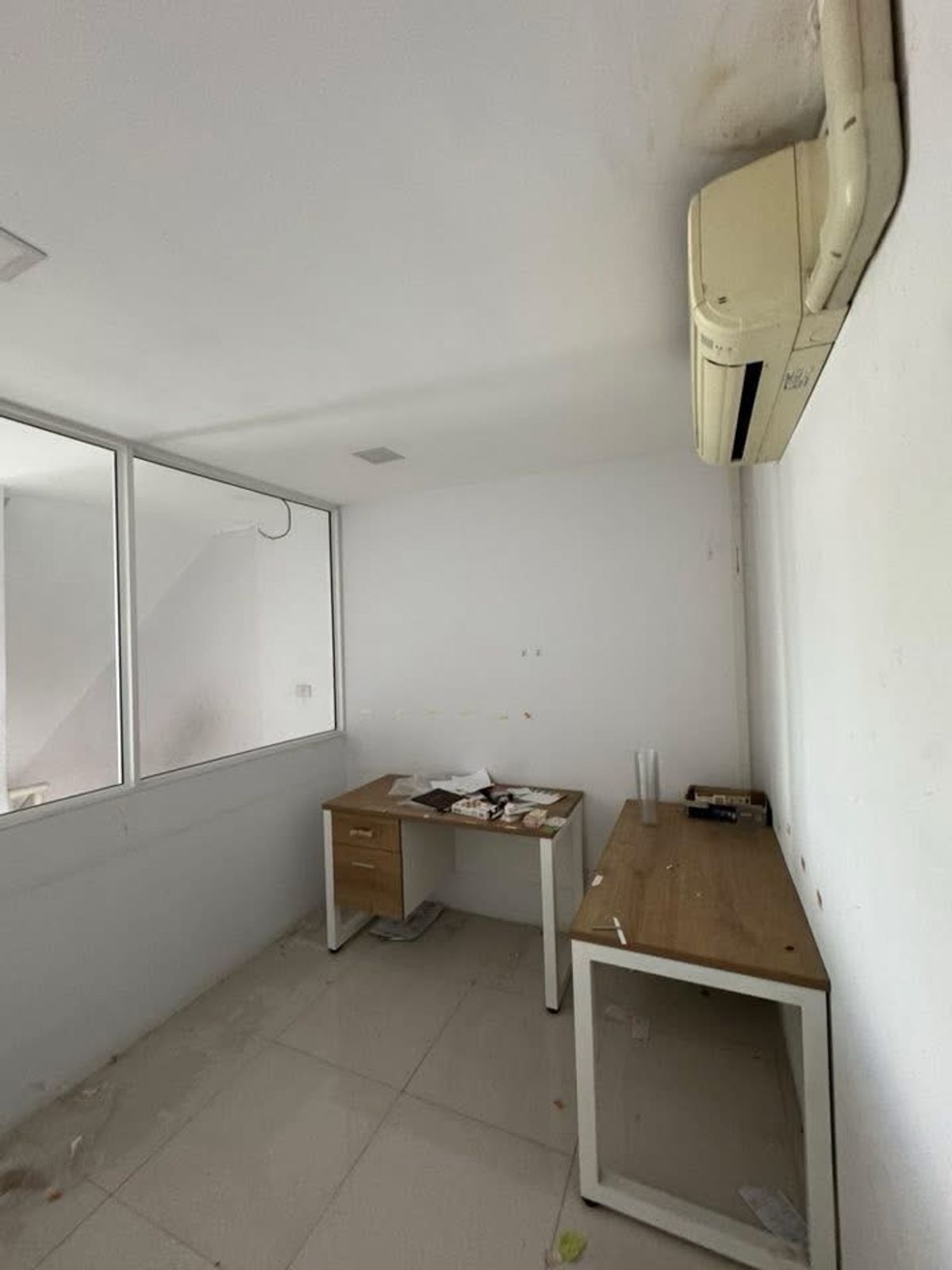 For RentShop HouseRama9, Petchburi, RCA : Rent a commercial building, Rama 9, a good location on the main road. There is a parking lot. Company registration And stores