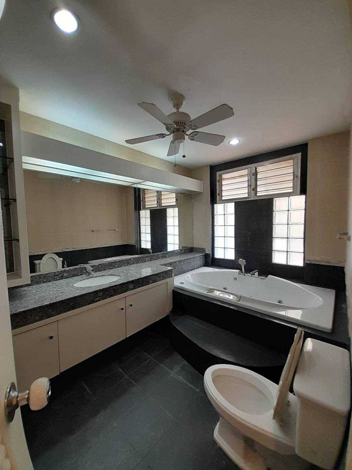 For RentHousePattanakan, Srinakarin : Rent a detached house, Phatthanakan 57, 319 sq.m. with a swimming pool and personal fisnet (N.934)