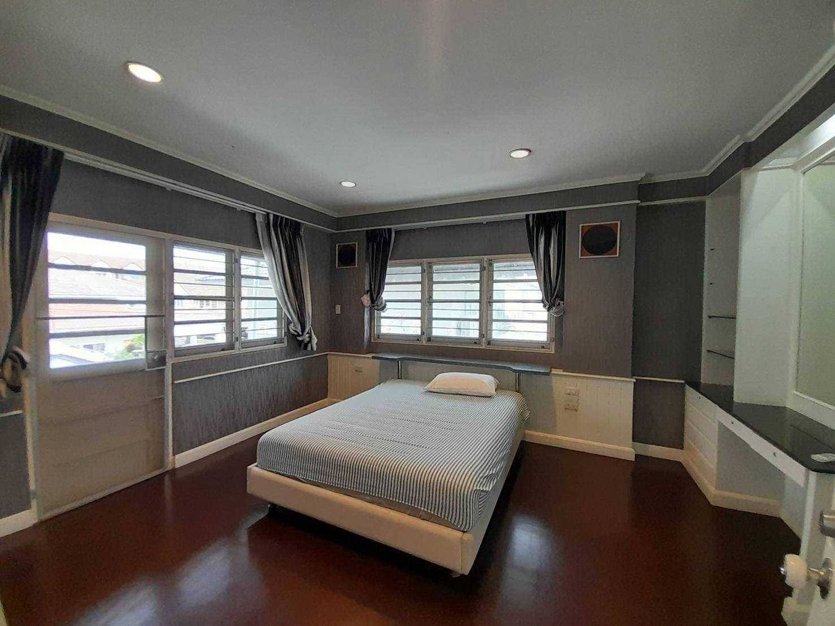 For RentHousePattanakan, Srinakarin : Rent a detached house, Phatthanakan 57, 319 sq.m. with a swimming pool and personal fisnet (N.934)