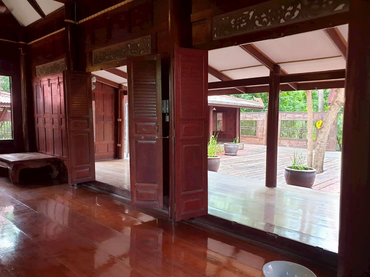 ขายบ้านสุพรรณบุรี : เรือนไทยหมู่ชุดใหญ่ไม้สัก รูปแบบมาตรฐาน ตกแต่งสไตล์รีสอร์ท 