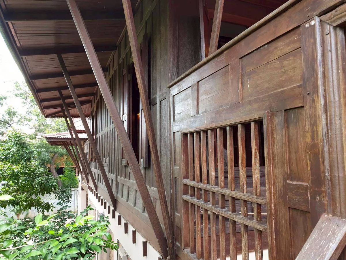 ขายบ้านสุพรรณบุรี : เรือนไทยหมู่ชุดใหญ่ไม้สัก รูปแบบมาตรฐาน ตกแต่งสไตล์รีสอร์ท 