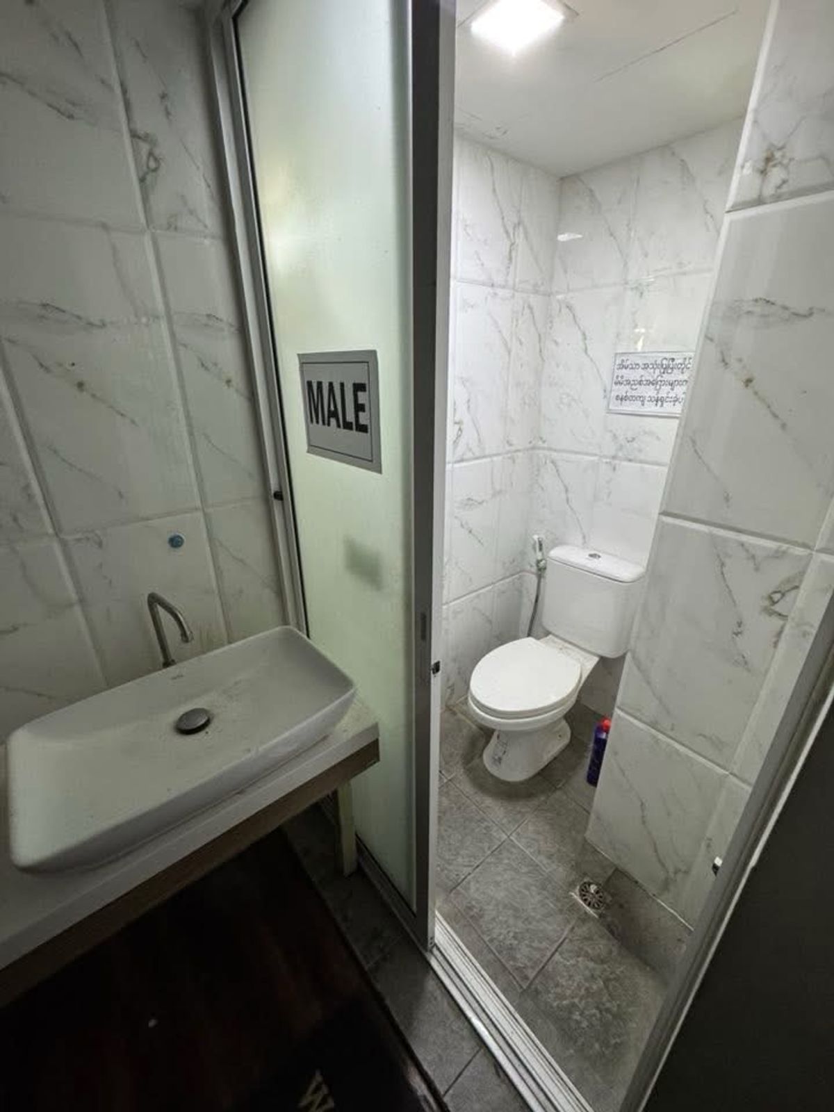 For RentShop HouseRama9, Petchburi, RCA : Rent a commercial building, Rama 9, a good location on the main road. There is a parking lot. Company registration And stores