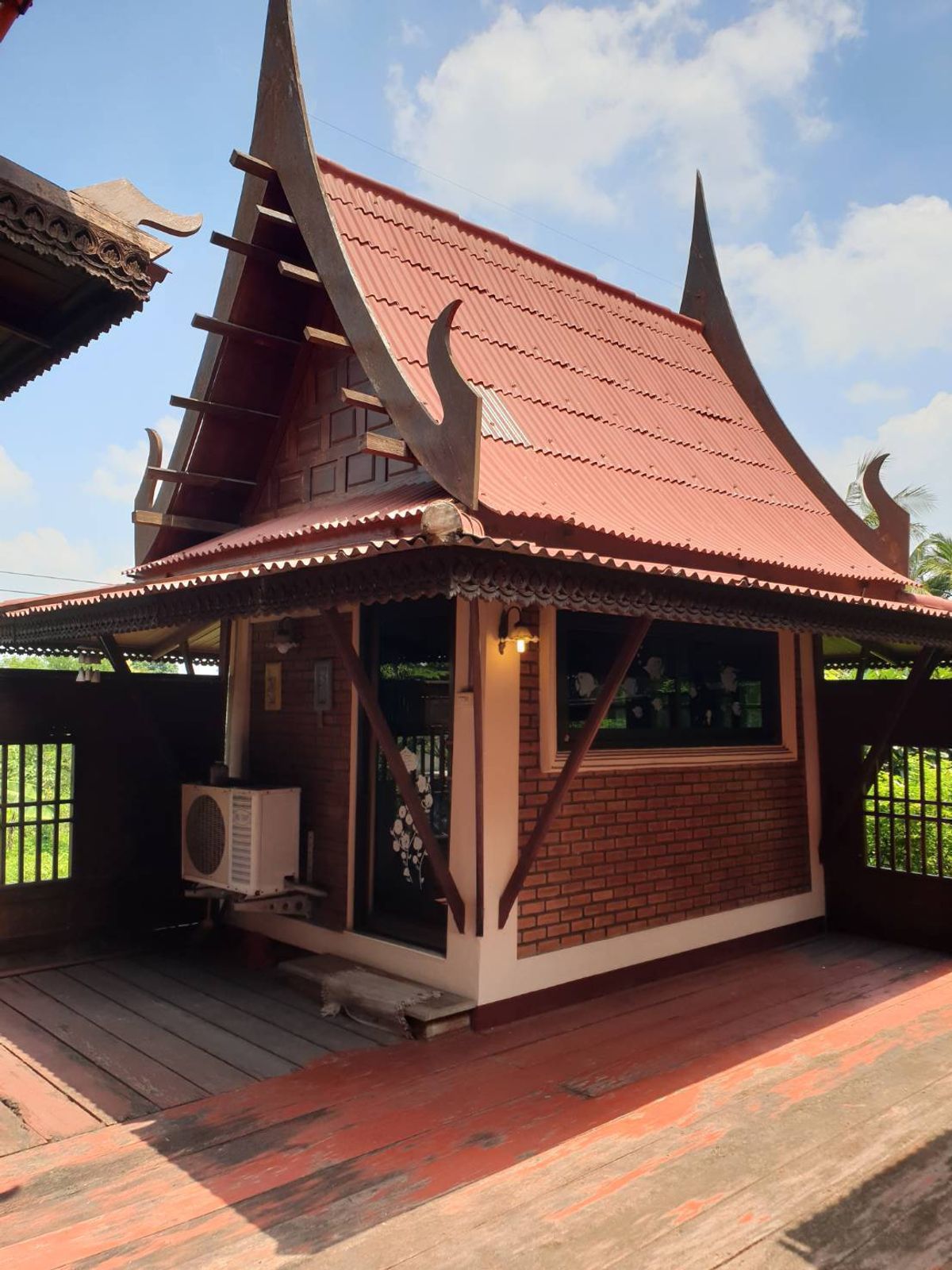 ขายบ้านสุพรรณบุรี : เรือนไทยหมู่ชุดใหญ่ไม้สัก รูปแบบมาตรฐาน ตกแต่งสไตล์รีสอร์ท 