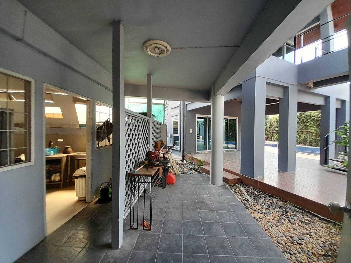 For RentHousePattanakan, Srinakarin : Rent a detached house, Phatthanakan 57, 319 sq.m. with a swimming pool and personal fisnet (N.934)