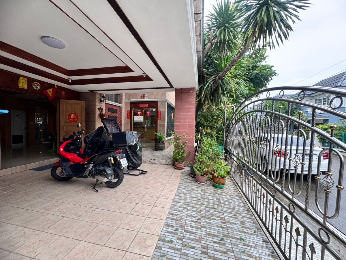 ขายบ้านลาดพร้าว เซ็นทรัลลาดพร้าว : ขายบ้านเดี่ยว 2 ชั้น ในหมู่บ้านรัชดา1 (ซอยลาดพร้าว 80 แยก 24) ใกล้เซ็นทรัลอีสต์วิลล์ (N.1770)