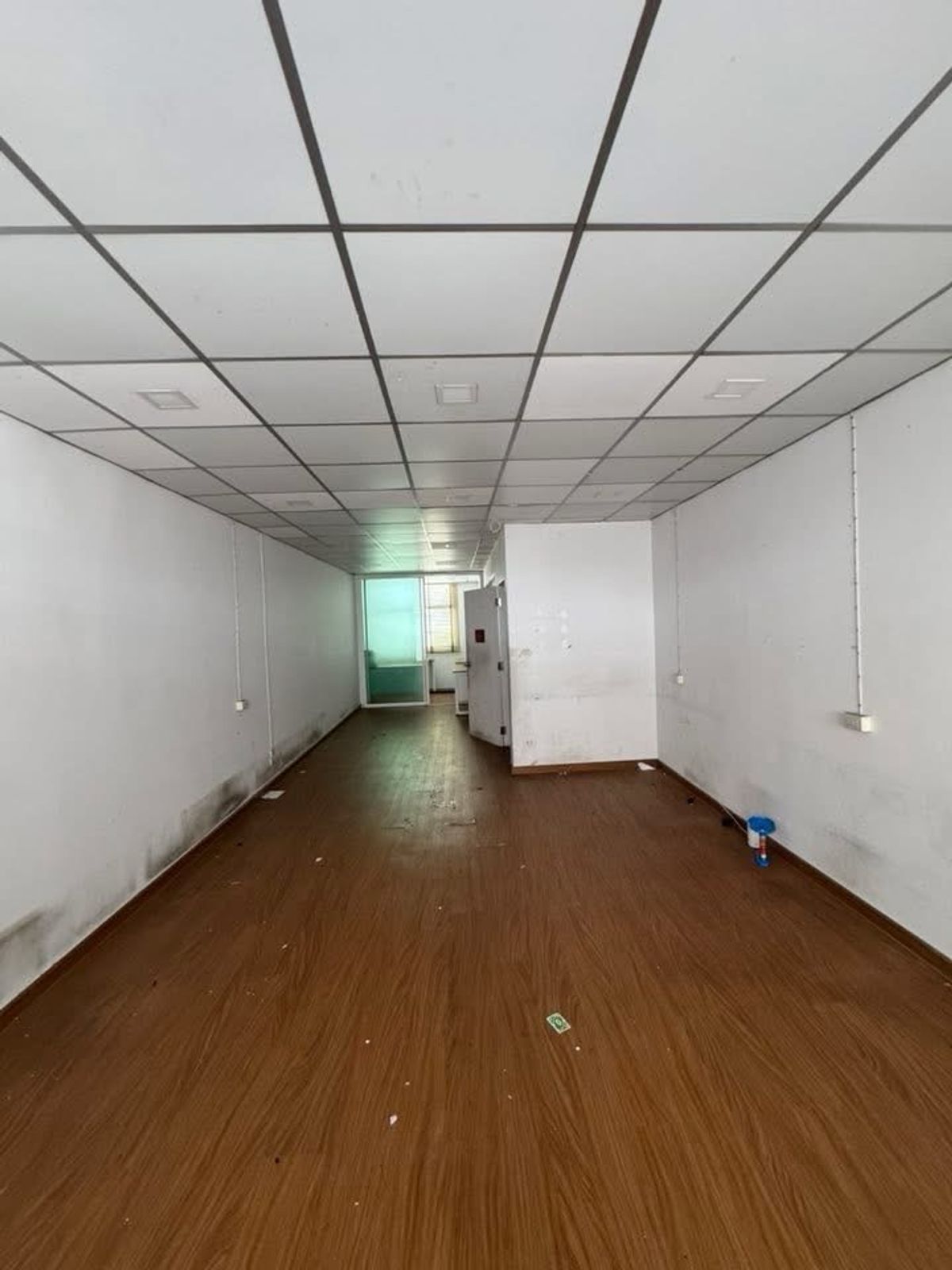 For RentShop HouseRama9, Petchburi, RCA : Rent a commercial building, Rama 9, a good location on the main road. There is a parking lot. Company registration And stores