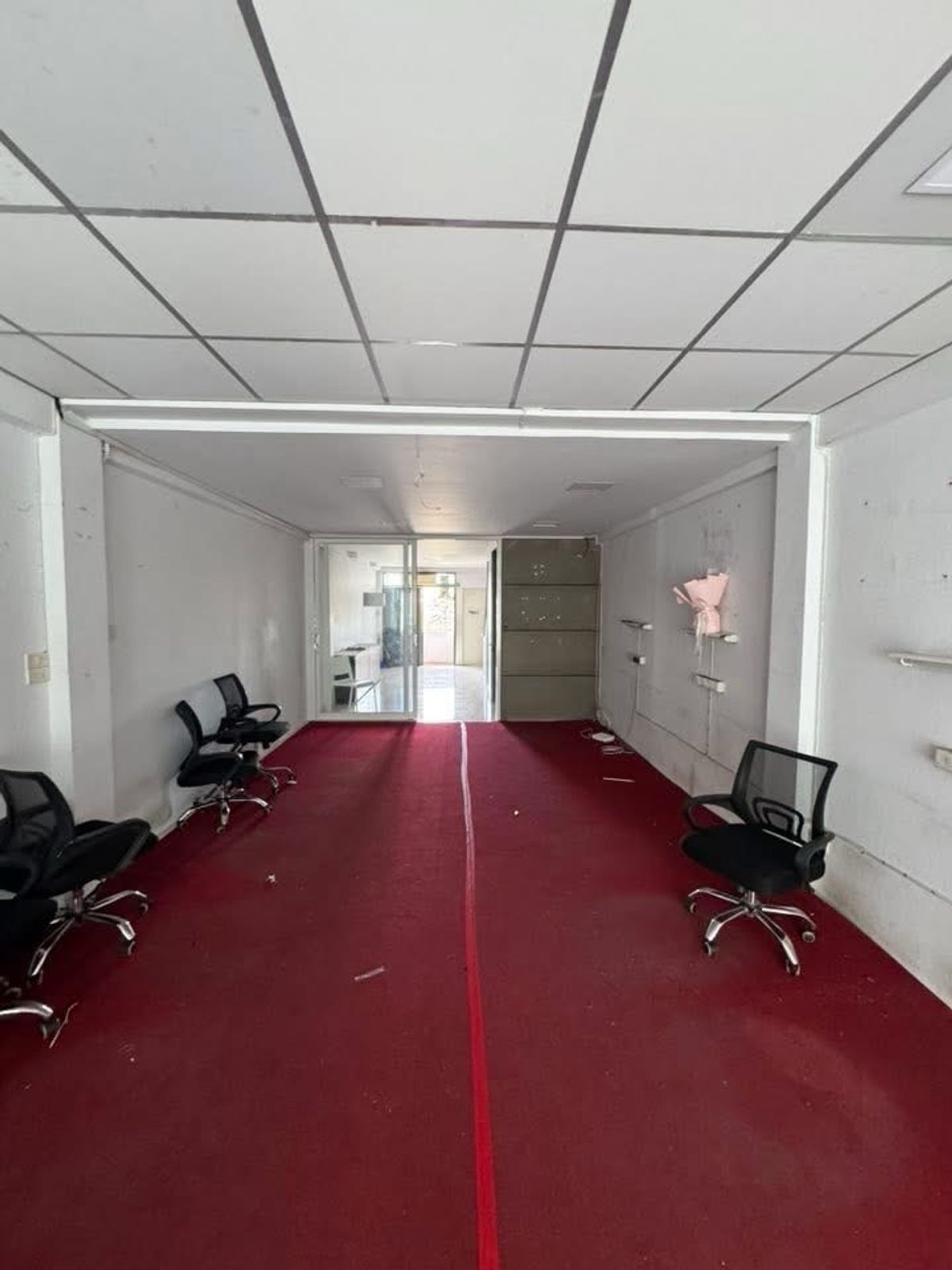 For RentShop HouseRama9, Petchburi, RCA : Rent a commercial building, Rama 9, a good location on the main road. There is a parking lot. Company registration And stores