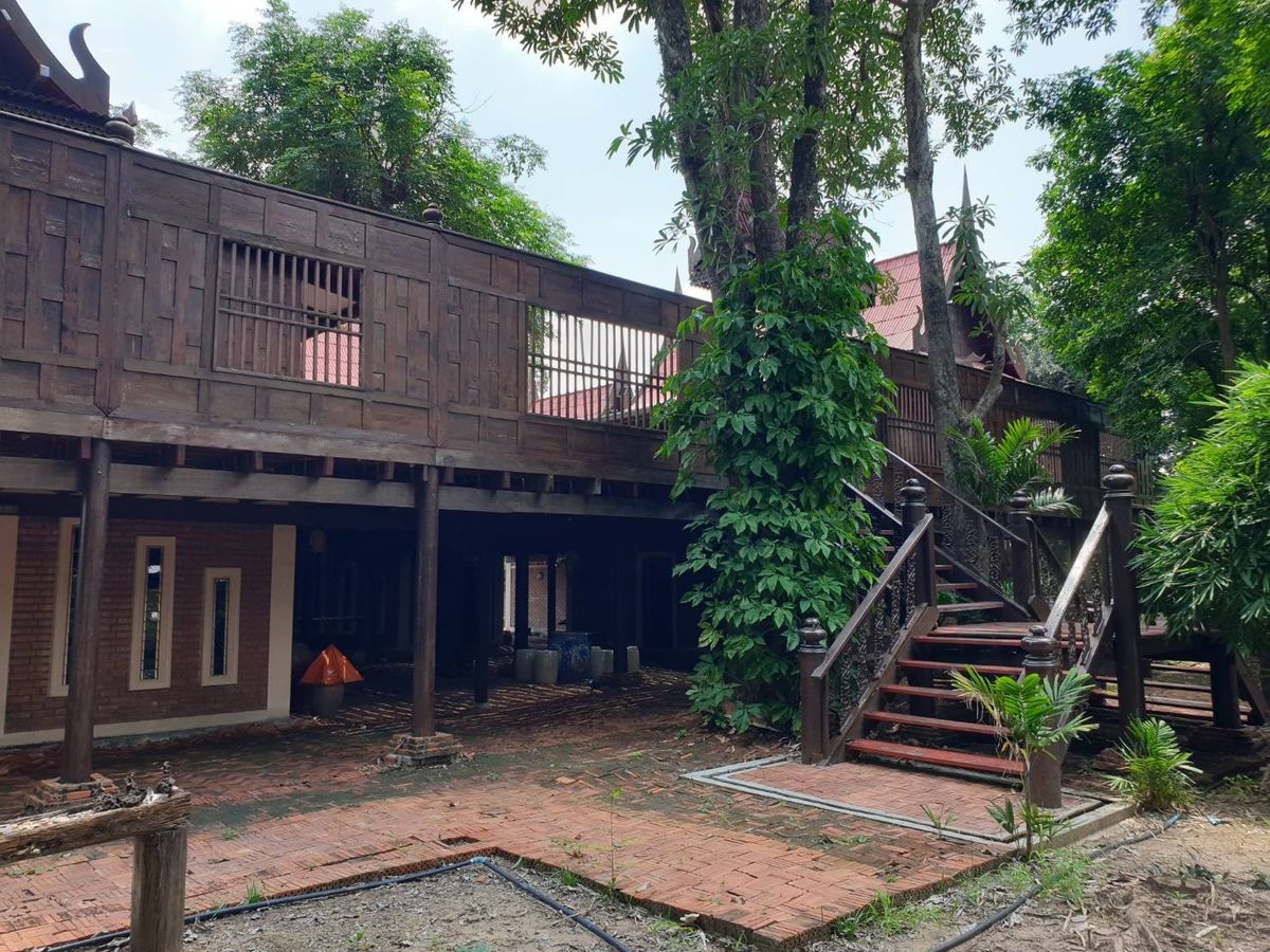 ขายบ้านสุพรรณบุรี : เรือนไทยหมู่ชุดใหญ่ไม้สัก รูปแบบมาตรฐาน ตกแต่งสไตล์รีสอร์ท 