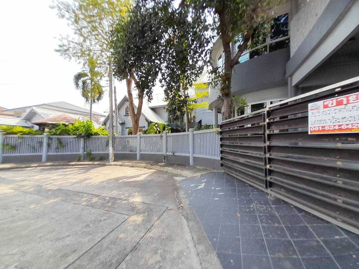 For RentHousePattanakan, Srinakarin : Rent a detached house, Phatthanakan 57, 319 sq.m. with a swimming pool and personal fisnet (N.934)