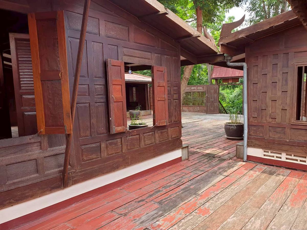 ขายบ้านสุพรรณบุรี : เรือนไทยหมู่ชุดใหญ่ไม้สัก รูปแบบมาตรฐาน ตกแต่งสไตล์รีสอร์ท 