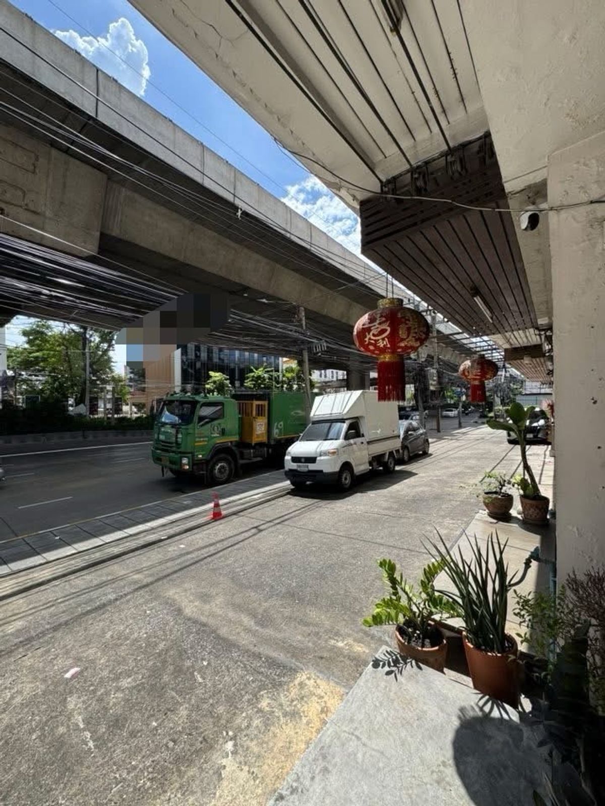 For RentShop HouseRama9, Petchburi, RCA : Rent a commercial building, Rama 9, a good location on the main road. There is a parking lot. Company registration And stores