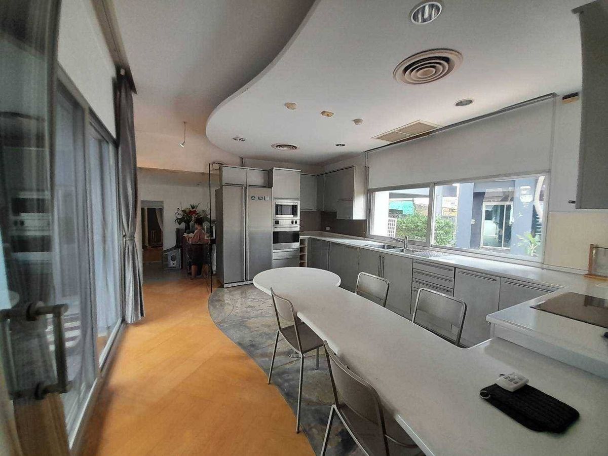 For RentHousePattanakan, Srinakarin : Rent a detached house, Phatthanakan 57, 319 sq.m. with a swimming pool and personal fisnet (N.934)