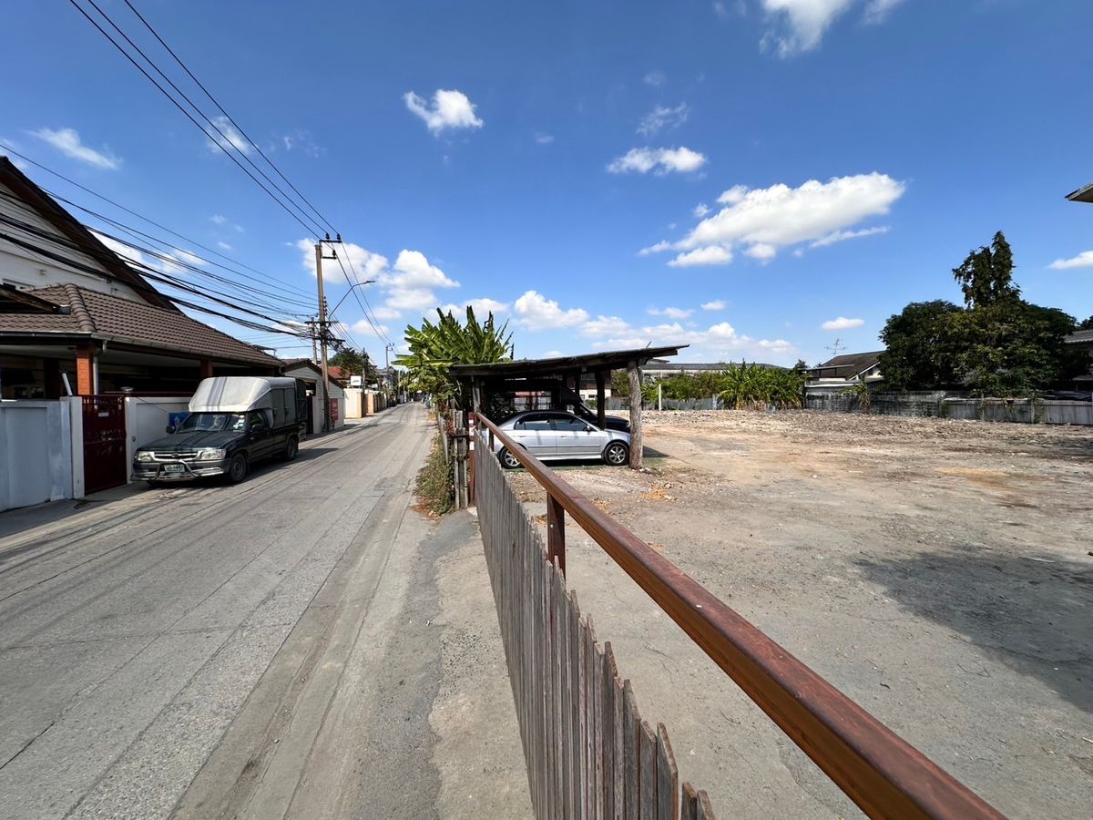 For RentLandChaengwatana, Muangthong : Land for rent 329 sq. Wah, Chaeng Watthana Road, Soi 6, Lak Si, Bangkok, near the main road (N.930)