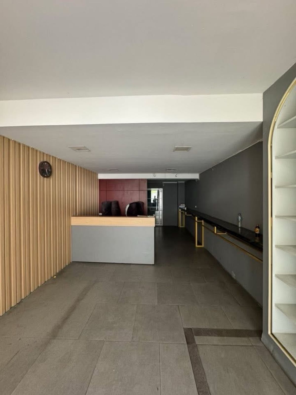 For RentShop HouseRama9, Petchburi, RCA : Rent a commercial building, Rama 9, a good location on the main road. There is a parking lot. Company registration And stores