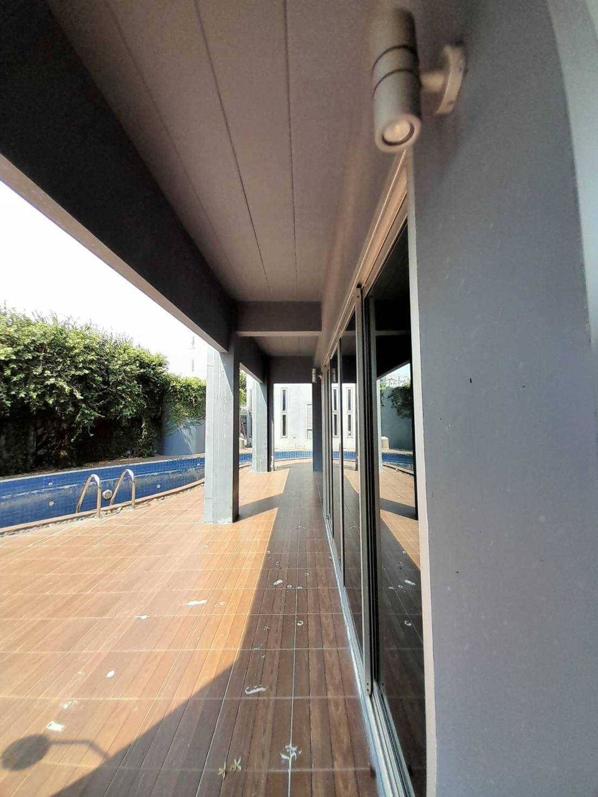 For RentHousePattanakan, Srinakarin : Rent a detached house, Phatthanakan 57, 319 sq.m. with a swimming pool and personal fisnet (N.934)