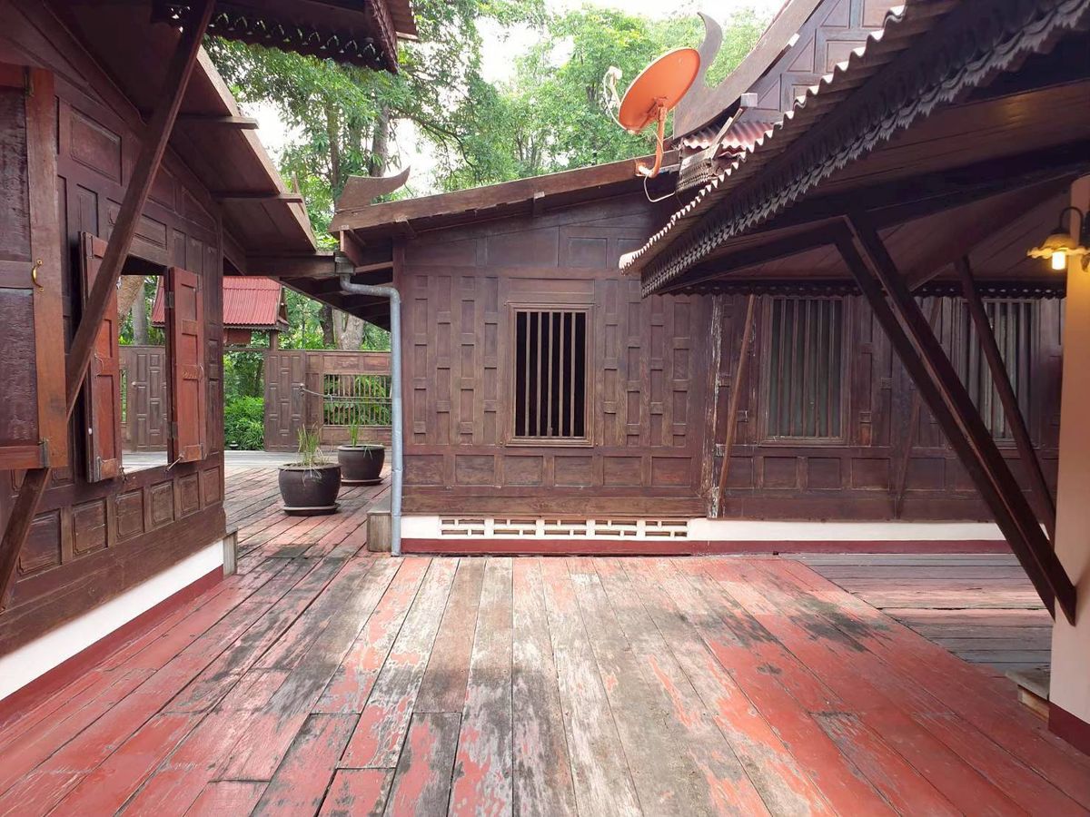 ขายบ้านสุพรรณบุรี : เรือนไทยหมู่ชุดใหญ่ไม้สัก รูปแบบมาตรฐาน ตกแต่งสไตล์รีสอร์ท 