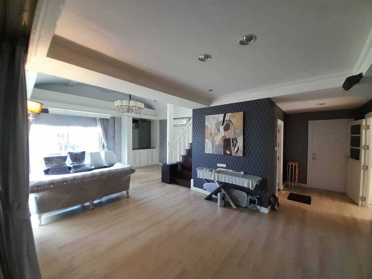 For RentHousePattanakan, Srinakarin : Rent a detached house, Phatthanakan 57, 319 sq.m. with a swimming pool and personal fisnet (N.934)