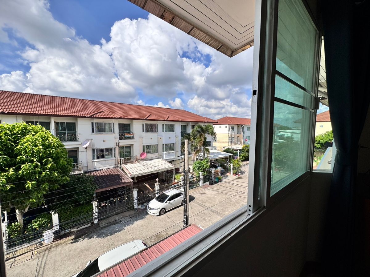 TownhomeSamut Prakan,Samrong : 3 -storey townhome for sale, Supalai Village, Sukhumvit - Srinakarin, near Bitec Bangna (N.1715)