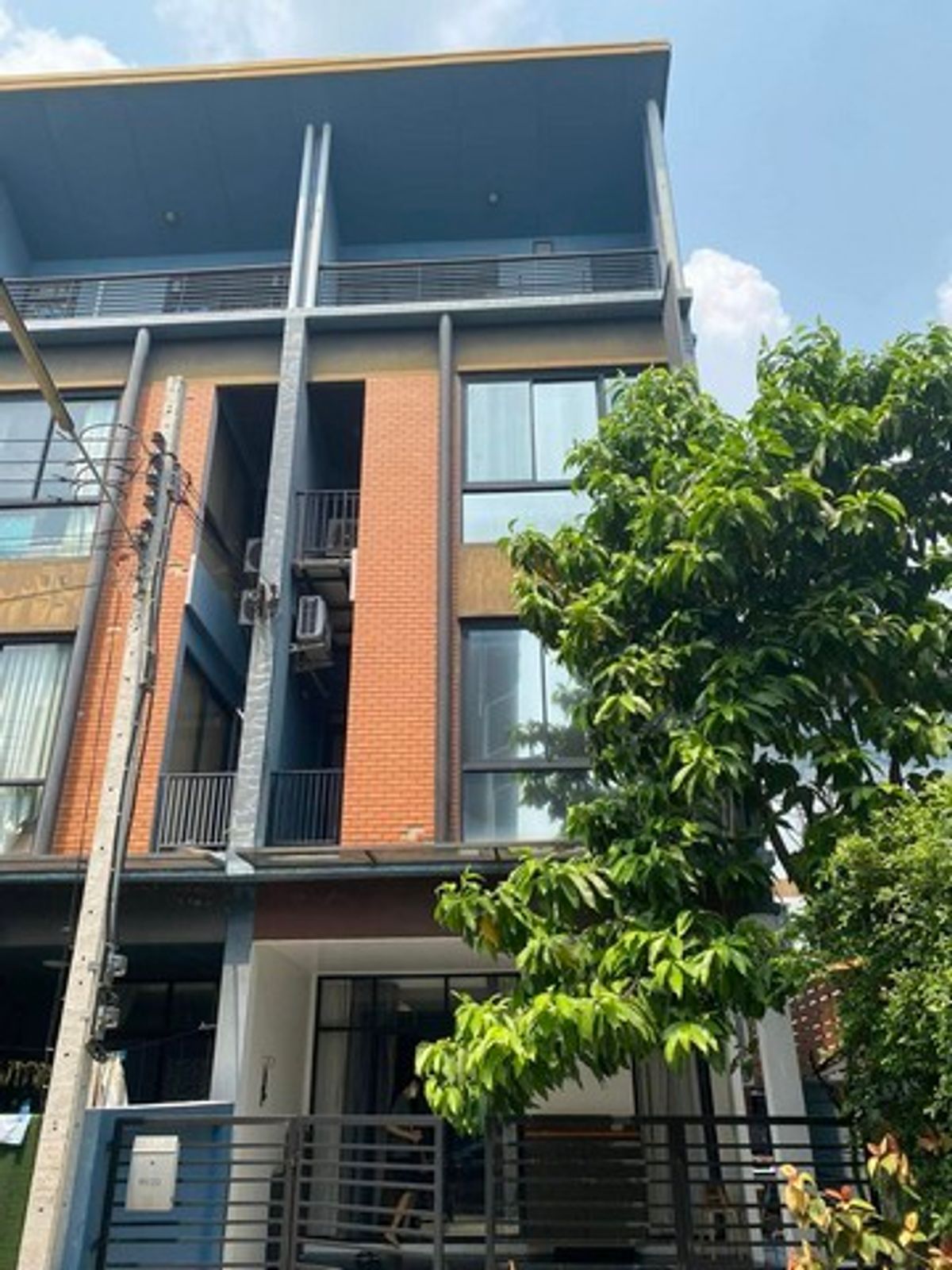 For RentTownhomeChaengwatana, Muangthong : HR2885 Rent a townhome after the HAUS35 project corner, stuck on the expressway. Next to the Pink Line Suitable for living