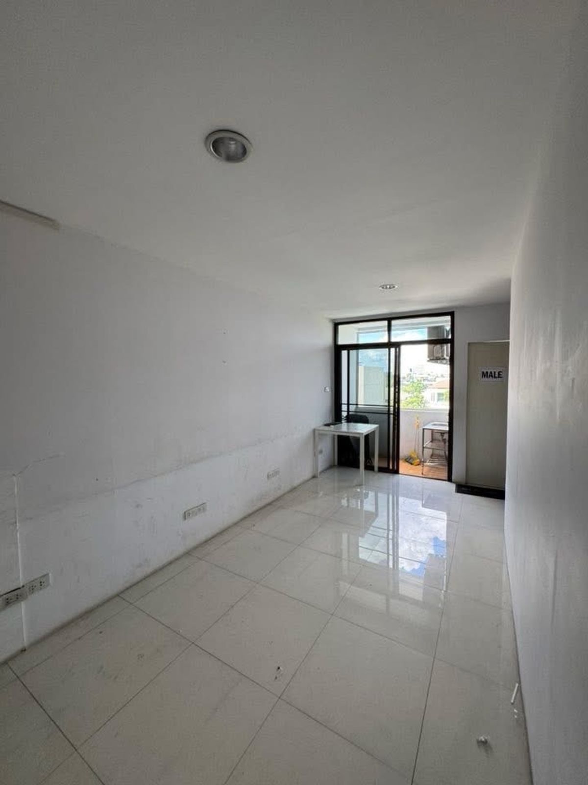 For RentShop HouseRama9, Petchburi, RCA : Rent a commercial building, Rama 9, a good location on the main road. There is a parking lot. Company registration And stores