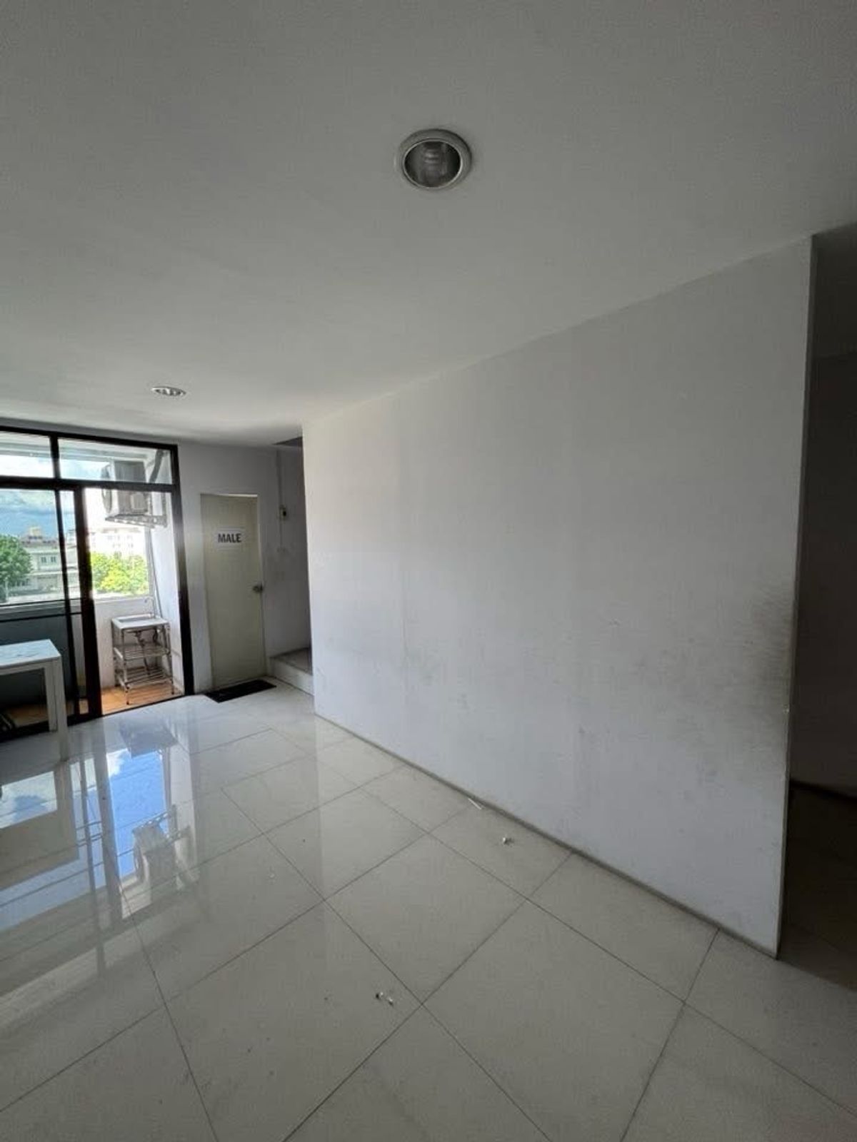 For RentShop HouseRama9, Petchburi, RCA : Rent a commercial building, Rama 9, a good location on the main road. There is a parking lot. Company registration And stores