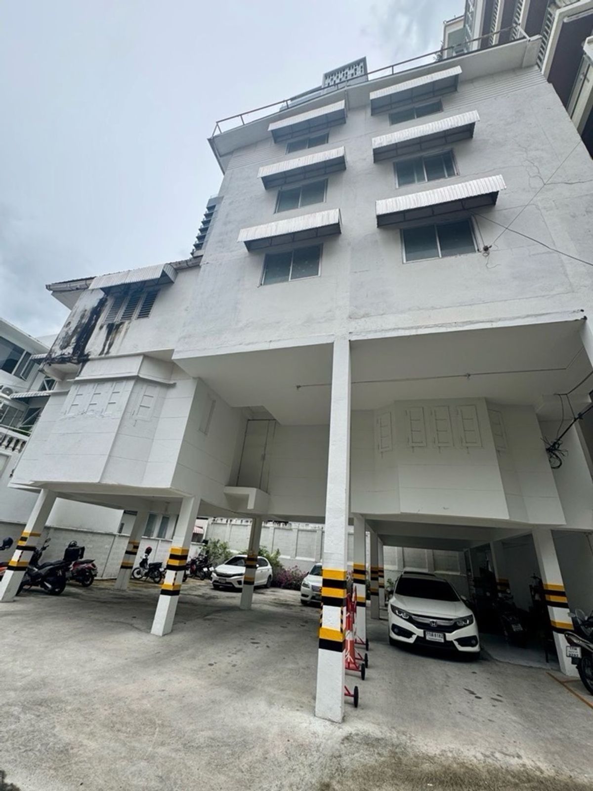 For RentRetail SpaceSathorn, Narathiwat : For rent, 5 -story building, Sathorn, near BTS, Channel 540 meters, good location, Narathiwat Rajanagarindra / Silom / St. Louis / Pan Daeng Road / Surawong, with additional parking + rental.