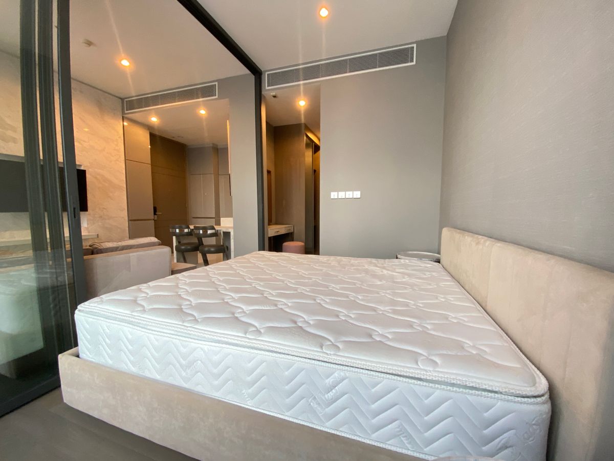 For RentCondoRama9, Petchburi, RCA : 1 bedroom for rent, fully furnished at the most luxurious condo on Phetchaburi-Asoke intersection, near Singha Complex, MRT Phetchaburi, SWU.