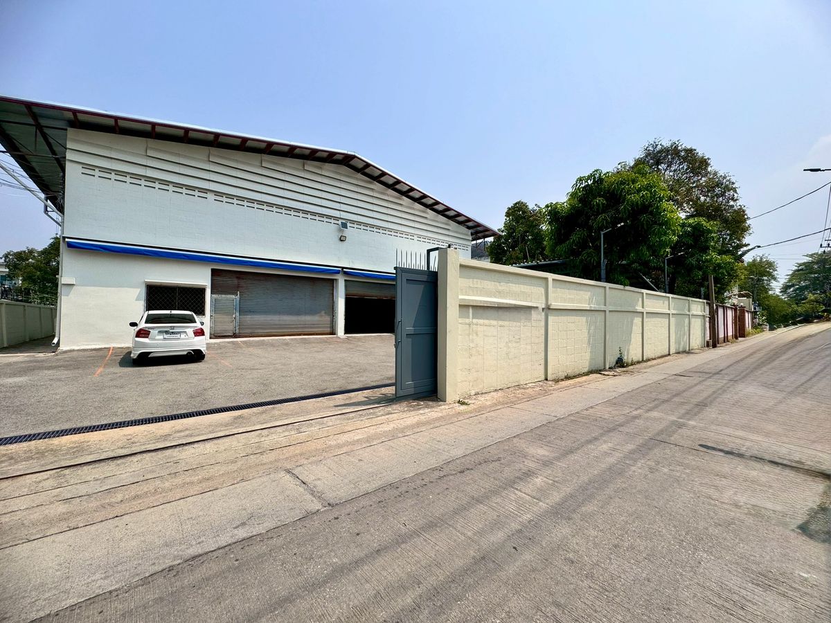 For RentWarehouseOnnut, Udomsuk : For rent at Soi On Nut 66 with a large office 1400 sqm. Very wide road 100% (N.1633)