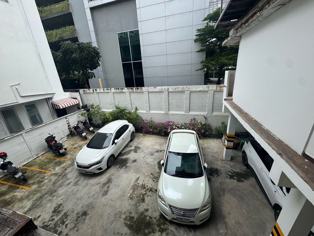 For RentRetail SpaceSathorn, Narathiwat : For rent, 5 -story building, Sathorn, near BTS, Channel 540 meters, good location, Narathiwat Rajanagarindra / Silom / St. Louis / Pan Daeng Road / Surawong, with additional parking + rental.