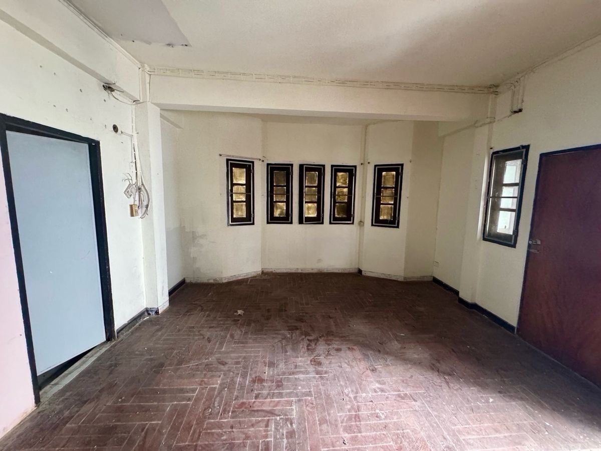 For RentRetail SpaceSathorn, Narathiwat : For rent, 5 -story building, Sathorn, near BTS, Channel 540 meters, good location, Narathiwat Rajanagarindra / Silom / St. Louis / Pan Daeng Road / Surawong, with additional parking + rental.