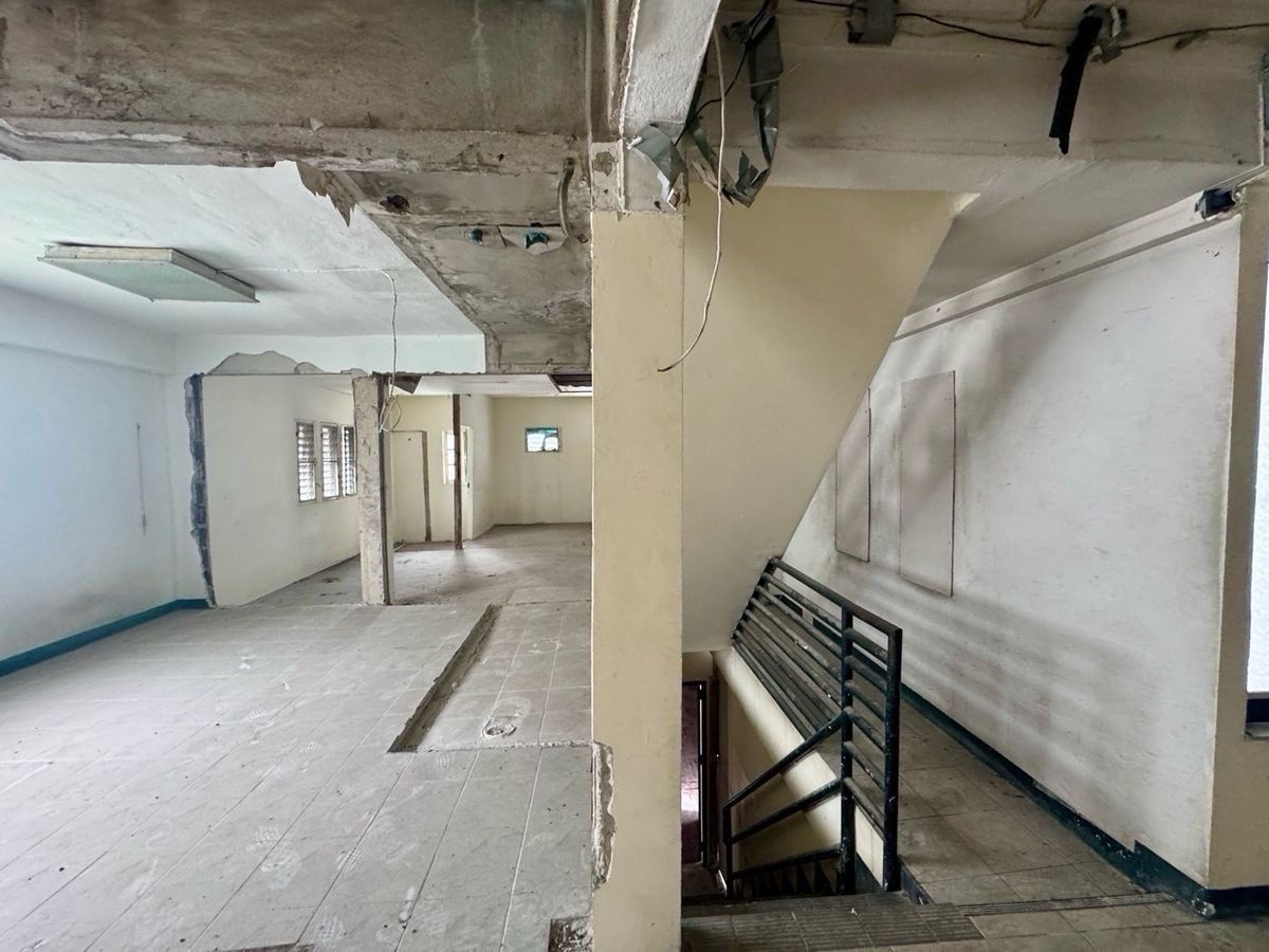 For RentRetail SpaceSathorn, Narathiwat : For rent, 5 -story building, Sathorn, near BTS, Channel 540 meters, good location, Narathiwat Rajanagarindra / Silom / St. Louis / Pan Daeng Road / Surawong, with additional parking + rental.