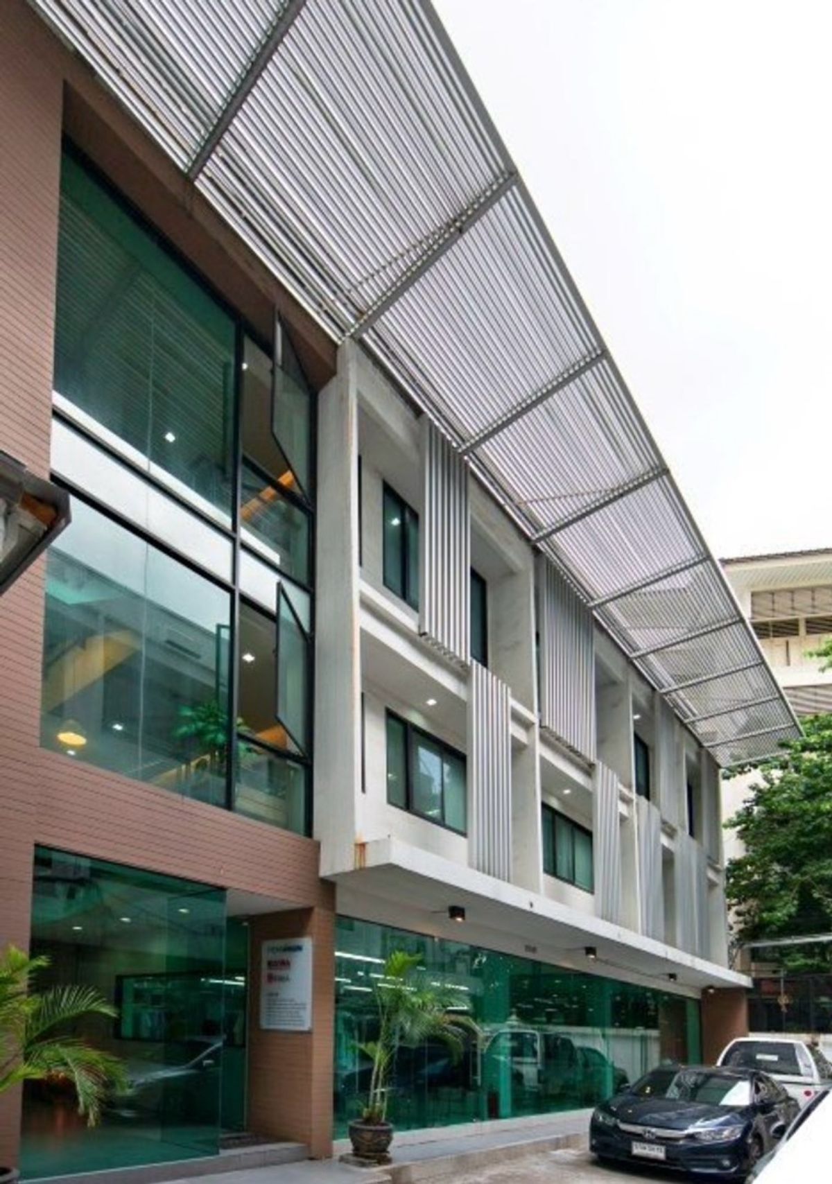 For RentShop HouseSukhumvit, Asoke, Thonglor : ให้เช่า อาคารพาณิชย์ 4 คูหา 3 ชั้น BTS เอกมัย 90 เมตร ใกล้มาก เหมาะ ทำ Hostel | Airbnb | Onsen - Suana | ออฟฟิศ สำนักงาน | โรงแรม 3 ดาว | Services Apartment สำหรับ Short Term เพราะใกล้ โรงพยาบาล สุขุมวิท และ เกตเวย์ เอกมัย สุขุมวิท กรุงเทพ