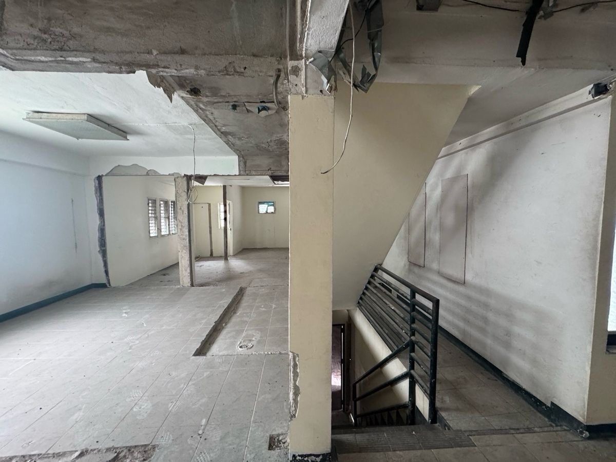 For RentRetail SpaceSathorn, Narathiwat : For rent, 5 -story building, Sathorn, near BTS, Channel 540 meters, good location, Narathiwat Rajanagarindra / Silom / St. Louis / Pan Daeng Road / Surawong, with additional parking + rental.