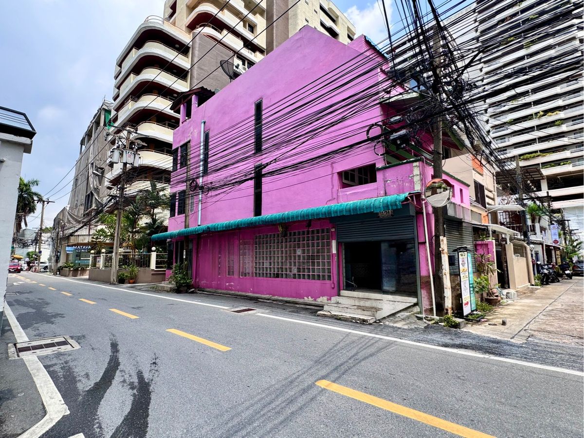 For RentShop HouseSukhumvit, Asoke, Thonglor : Rent a commercial building, Sukhumvit 49, 3 floors, 300 square meters.