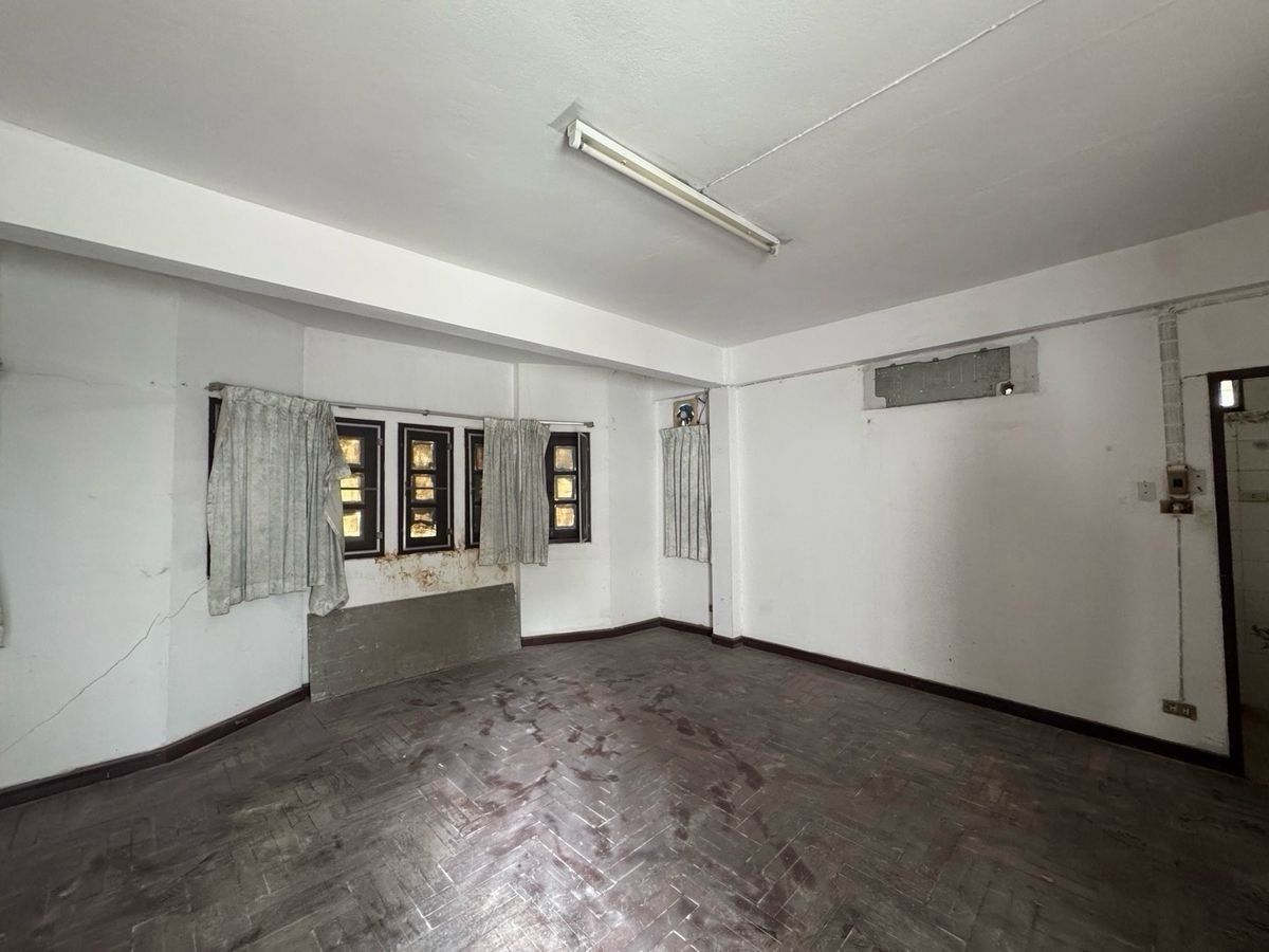 For RentRetail SpaceSathorn, Narathiwat : For rent, 5 -story building, Sathorn, near BTS, Channel 540 meters, good location, Narathiwat Rajanagarindra / Silom / St. Louis / Pan Daeng Road / Surawong, with additional parking + rental.