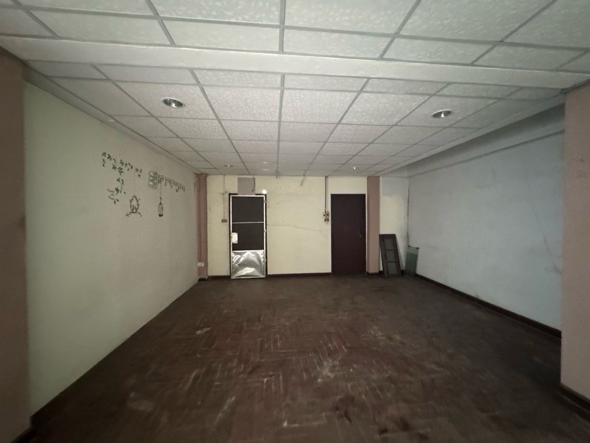 For RentRetail SpaceSathorn, Narathiwat : For rent, 5 -story building, Sathorn, near BTS, Channel 540 meters, good location, Narathiwat Rajanagarindra / Silom / St. Louis / Pan Daeng Road / Surawong, with additional parking + rental.