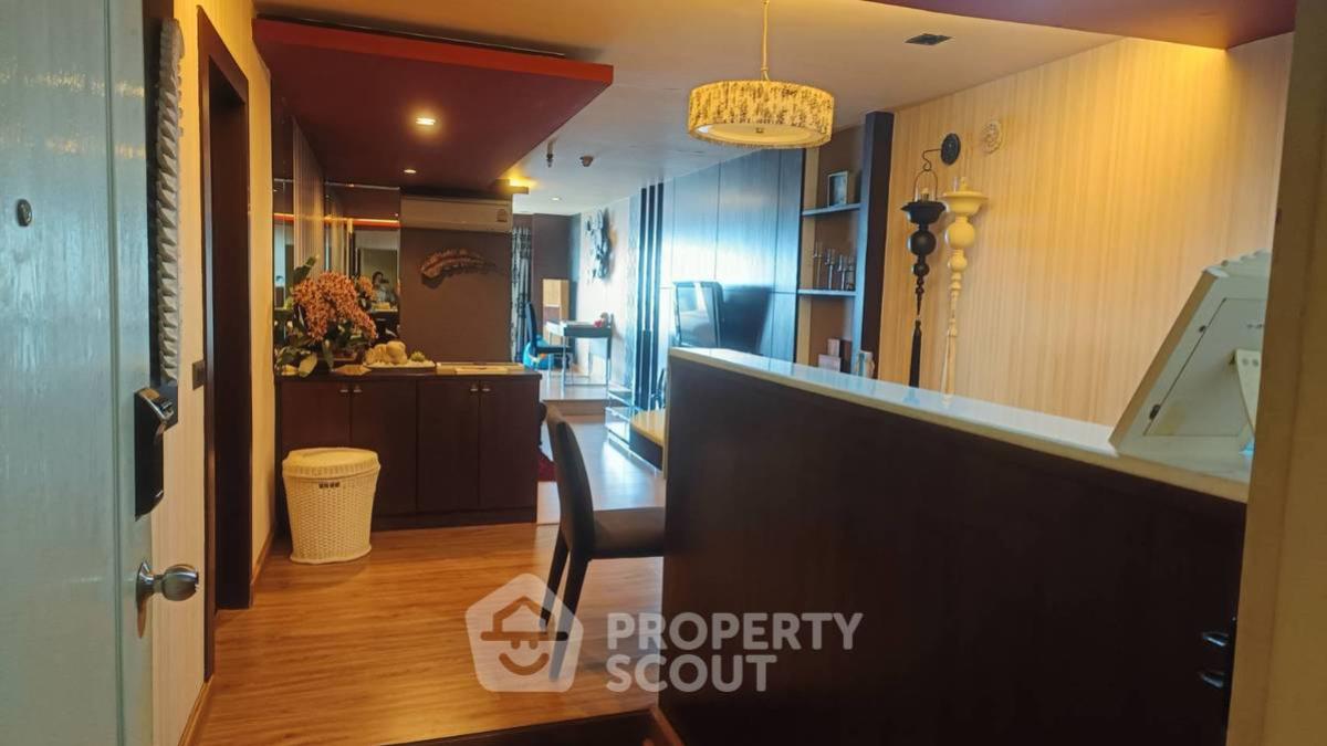 For SaleCondoSathorn, Narathiwat : 1-BR Condo at Nusa State Tower Condominium near BTS Saphan Taksin