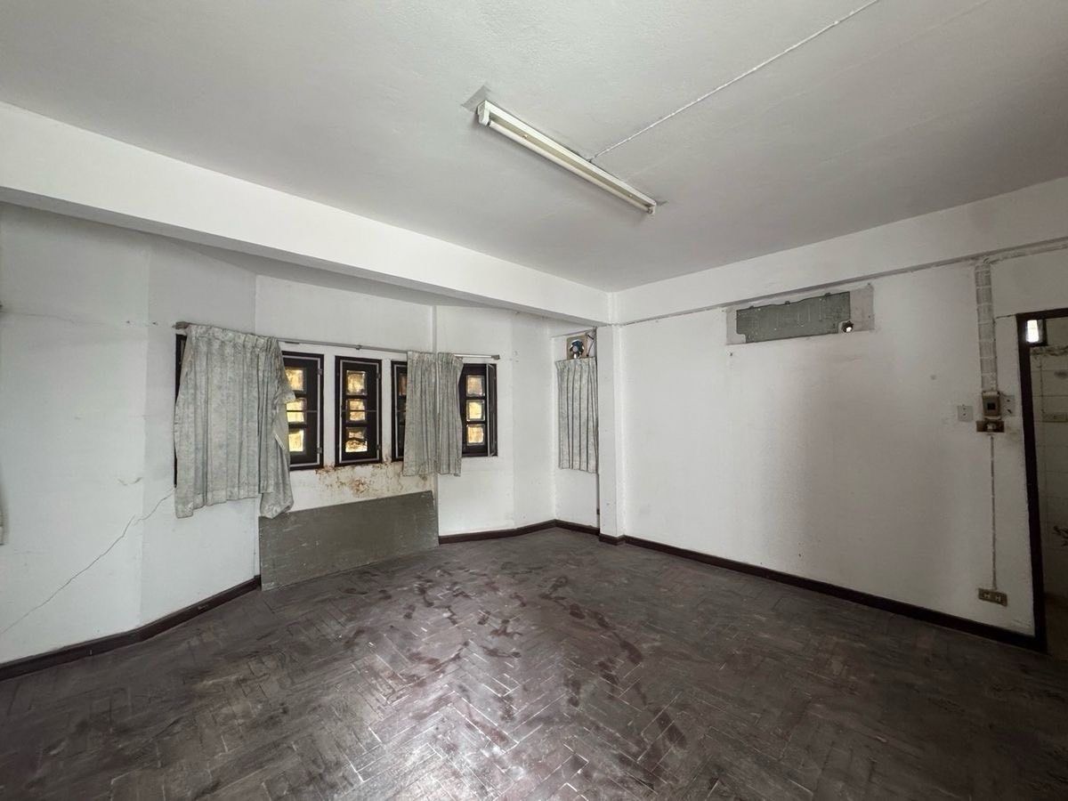 ให้เช่าร้านค้า/ตลาดนัดสาทร นราธิวาส : ให้เช่า ตึก 5 ชั้น สาทร BTS ช่องนนทรี 540 เมตร มีที่จอดรถ รับธุรกิจ คาเฟ่ สปา คลินิก ความงาม ร้านนวด ออนเซน ซาวน่า คาเฟ่ศิลปะ สอนเล่นโยคะ และพิลาทีส